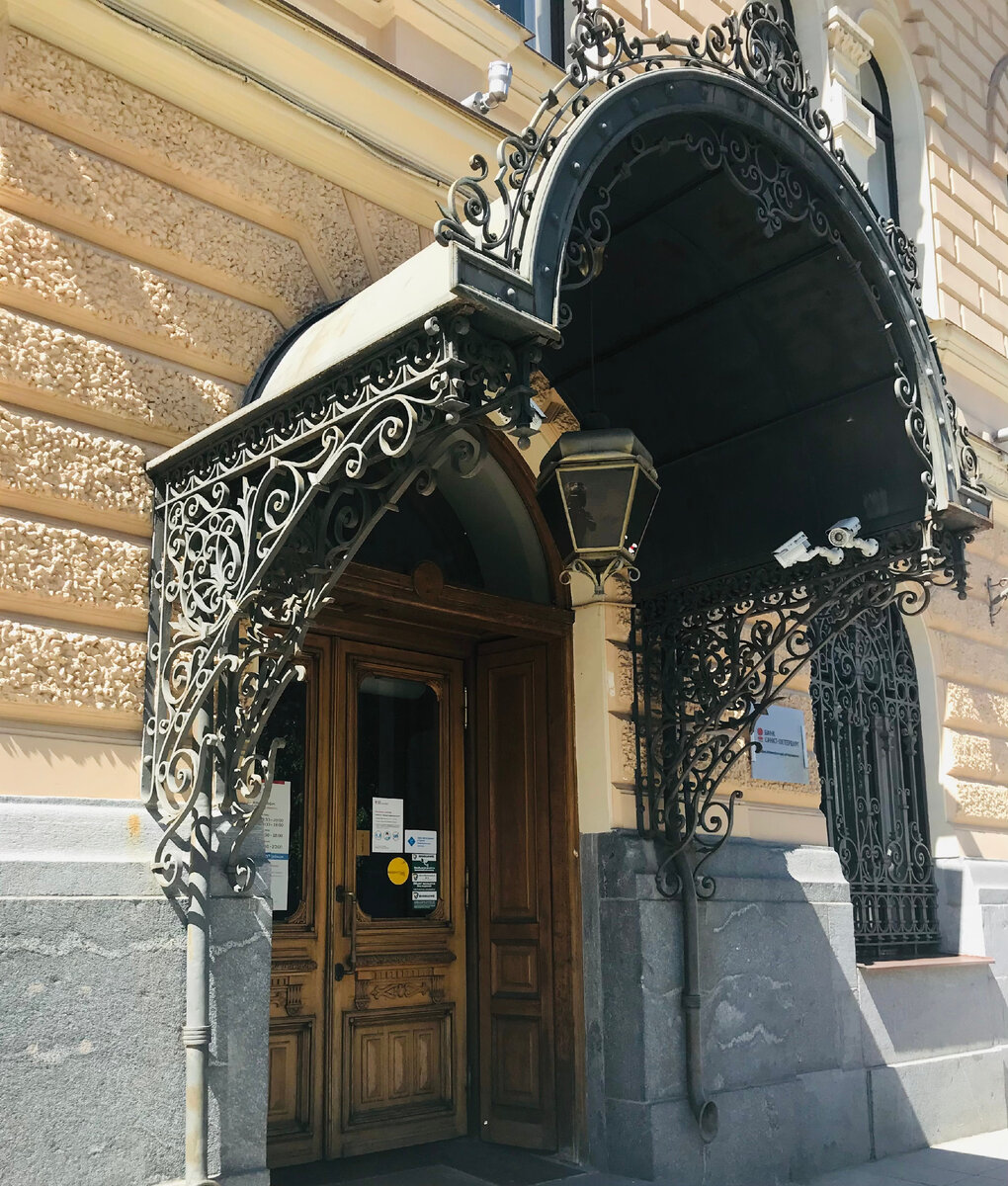 Вход освещает старинный фонарь под кованым ажурным козырьком. 