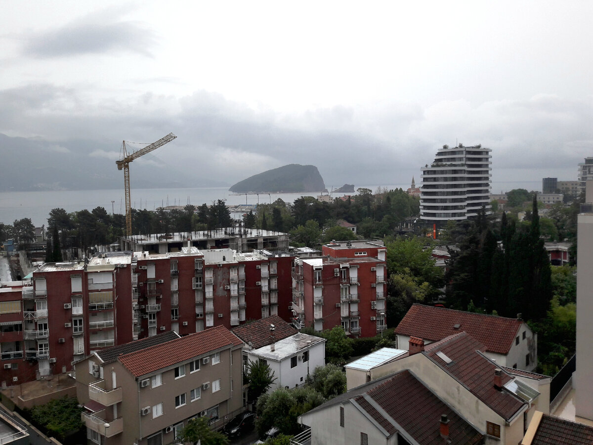 Вид из нашего окна, пасмурно и дождливо.