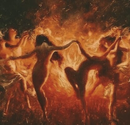 Свет от камней вспыхнул и потянулся вверх, обволакивая паучиху свои пламенем.