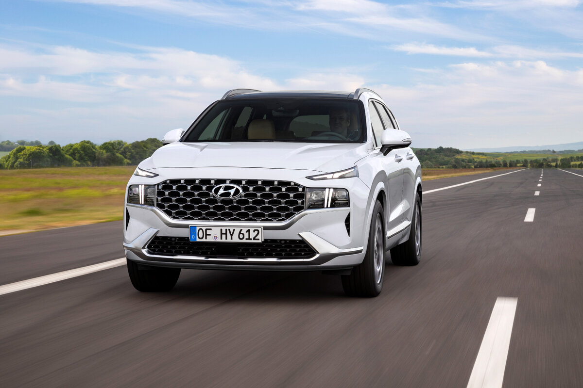 Hyundai Santa Fe: спереди доминирует впечатляющая решетка радиатора  