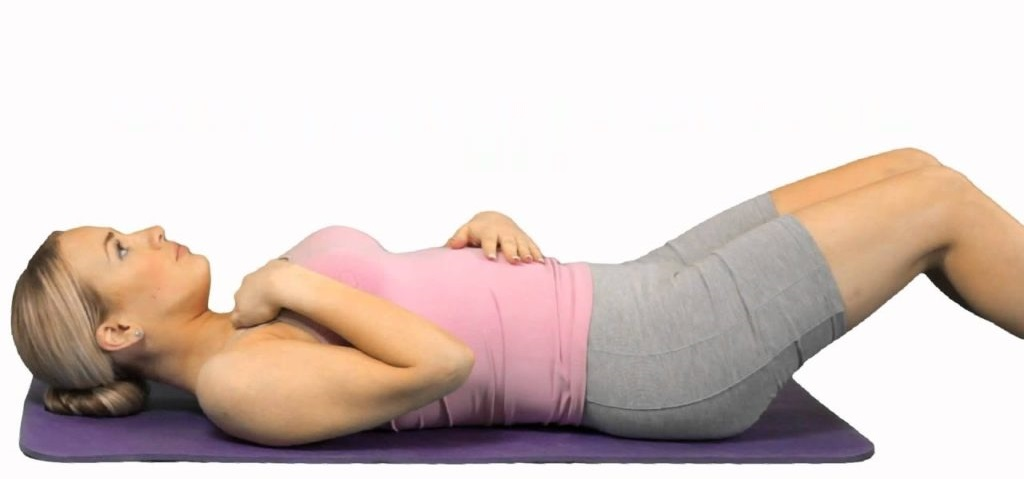 Положите руку на груди и на живот