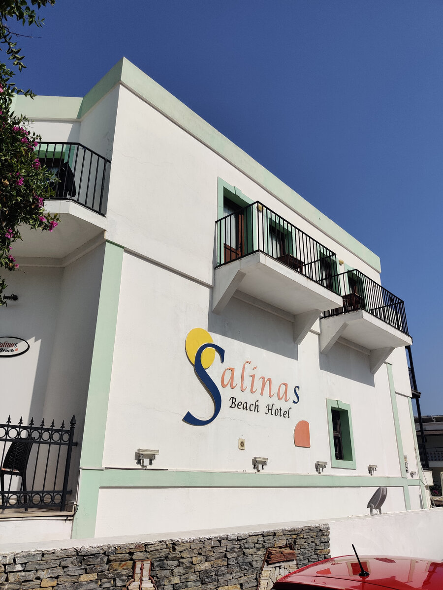 Вид на главный корпус отеля 