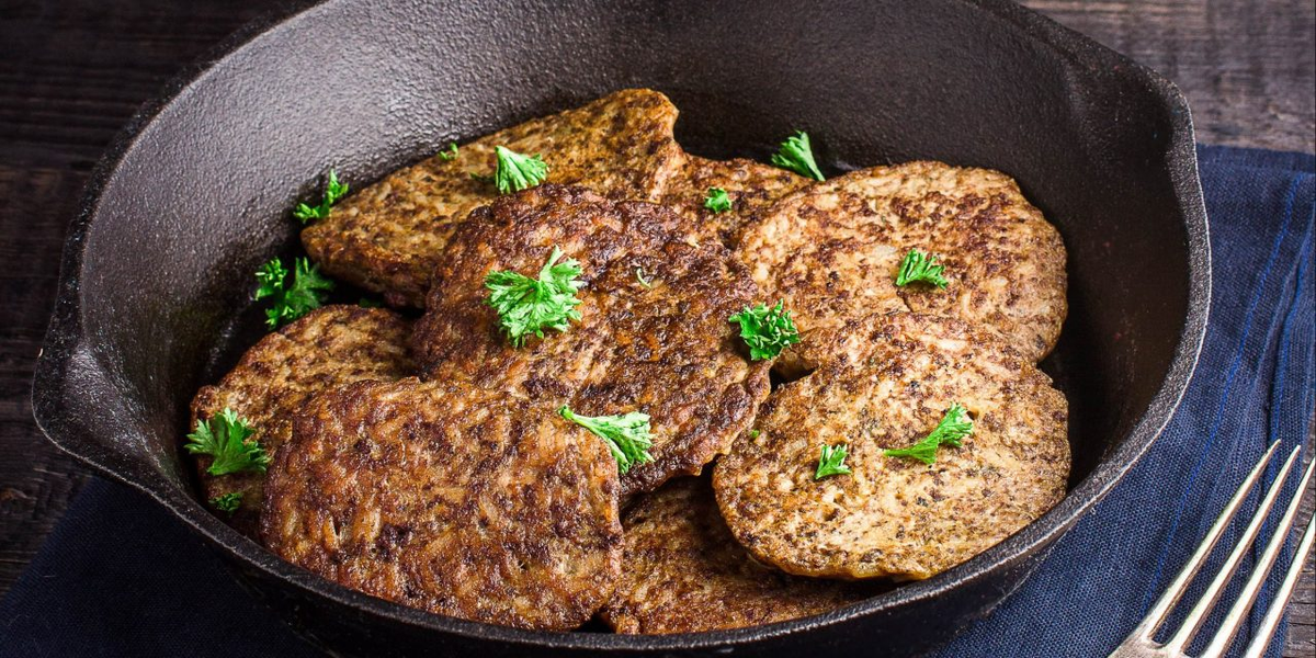 Печеночные оладушки. Печеночные оладьи из куриной печени на сковороде. Пышные печеночные оладьи из куриной печени. Печеночные оладьи из куриной печени на сковороде. Печёночные оладьи из говяжьей печени.