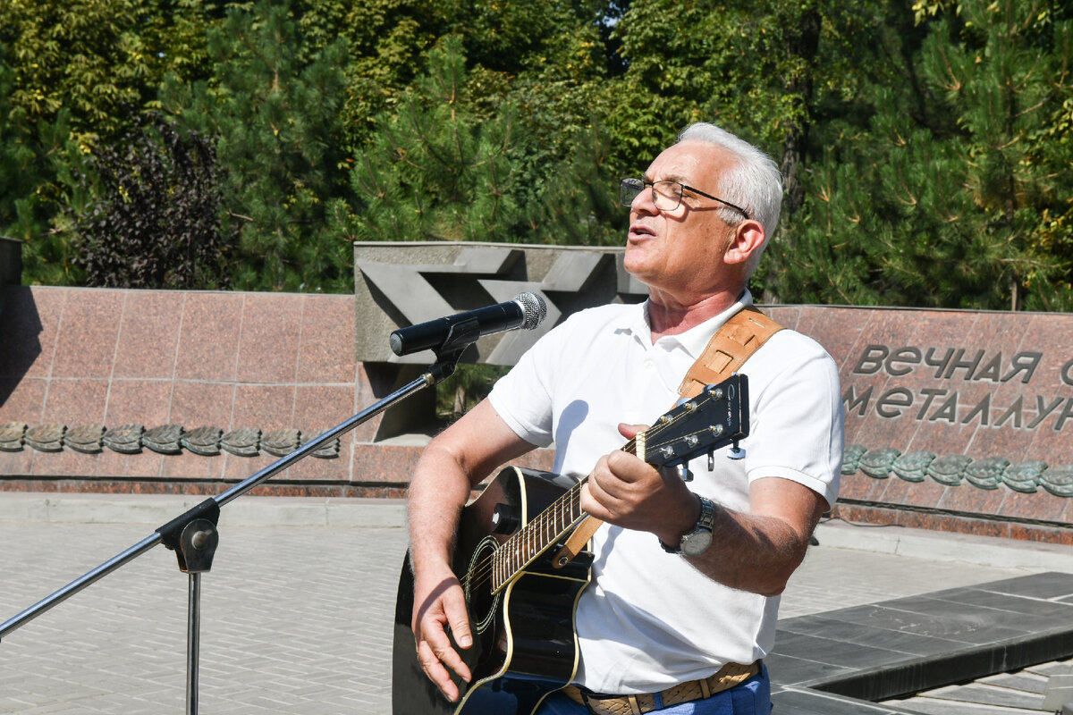 Тренер дзюдоистов, Александр Людвиницкий, выступает на митинге ко Дню освобождения Таганрога