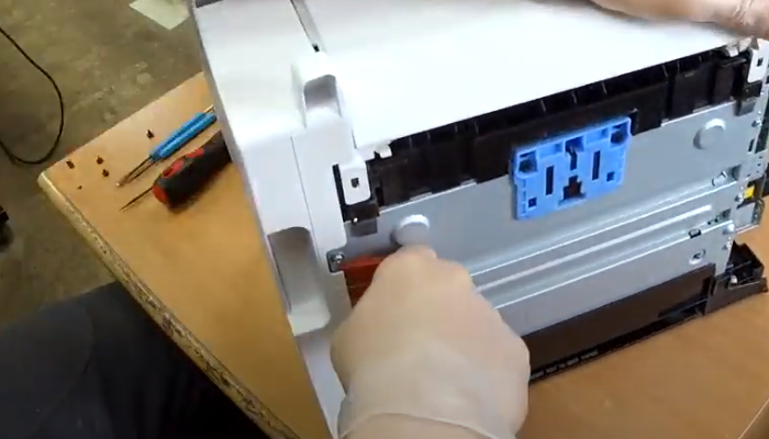 Фото 34. Четыре винта, которые нужно выкрутить