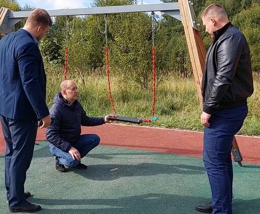    На новой детской площадке посёлка Ферзикова активисты нашли опасные недостатки onf.ru/region/kalugskaya_obl