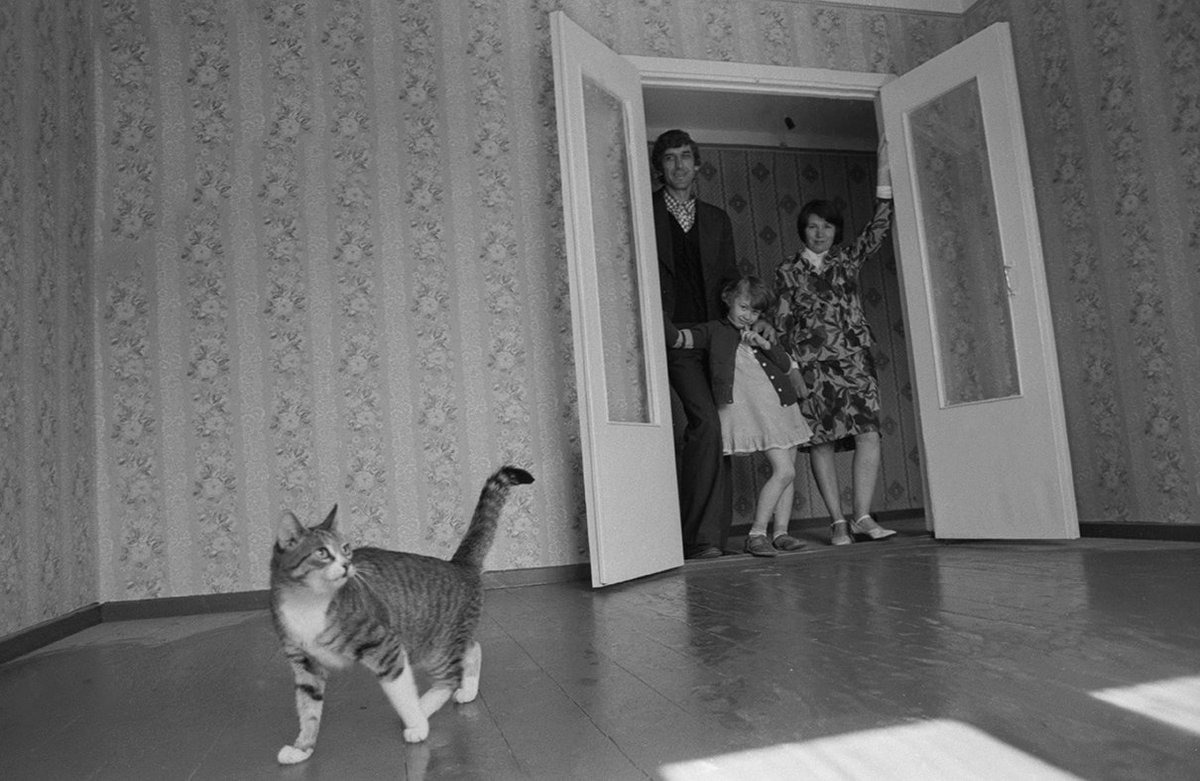 Счастливая советская семья заселяется в новую квартиру