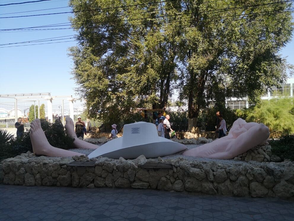 "Памятник отдыхающим" в Анапе. Фото автора.