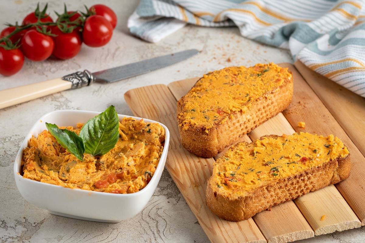 Намазка на помидоры с чесноком. Томаты в масле и с луком макать хлеб. Butter and bull heart томат. Помидор бычье сердце в разрезе. Сливочное масло томат.