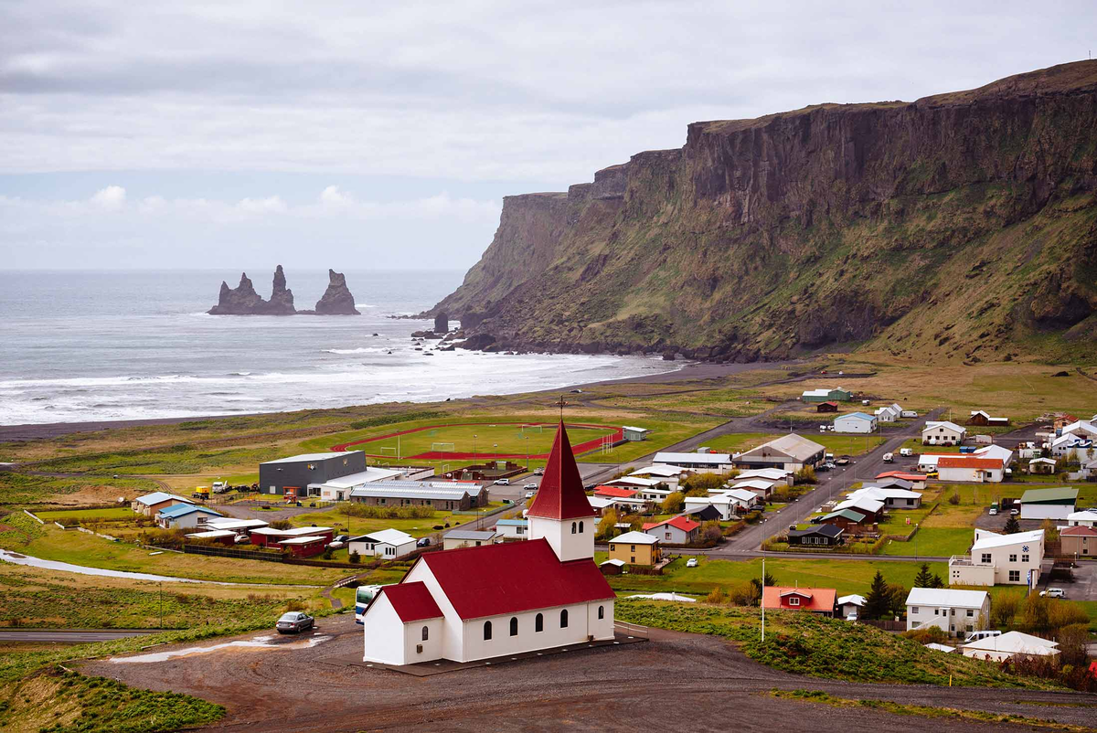 Почему в исландии большое количество действующих. Исландия. Исландия Iceland. Исландия Рейкьявик природа. Исландия Рик Явик.