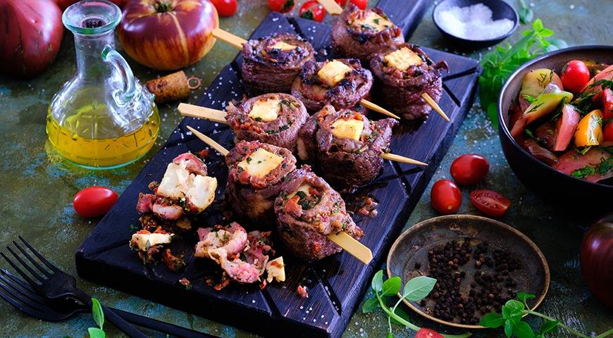 ГОВЯЖИЙ КРАЙ С ВЯЛЕНЫМИ ПОМИДОРАМИ И АДЫГЕЙСКИМ СЫРОМ