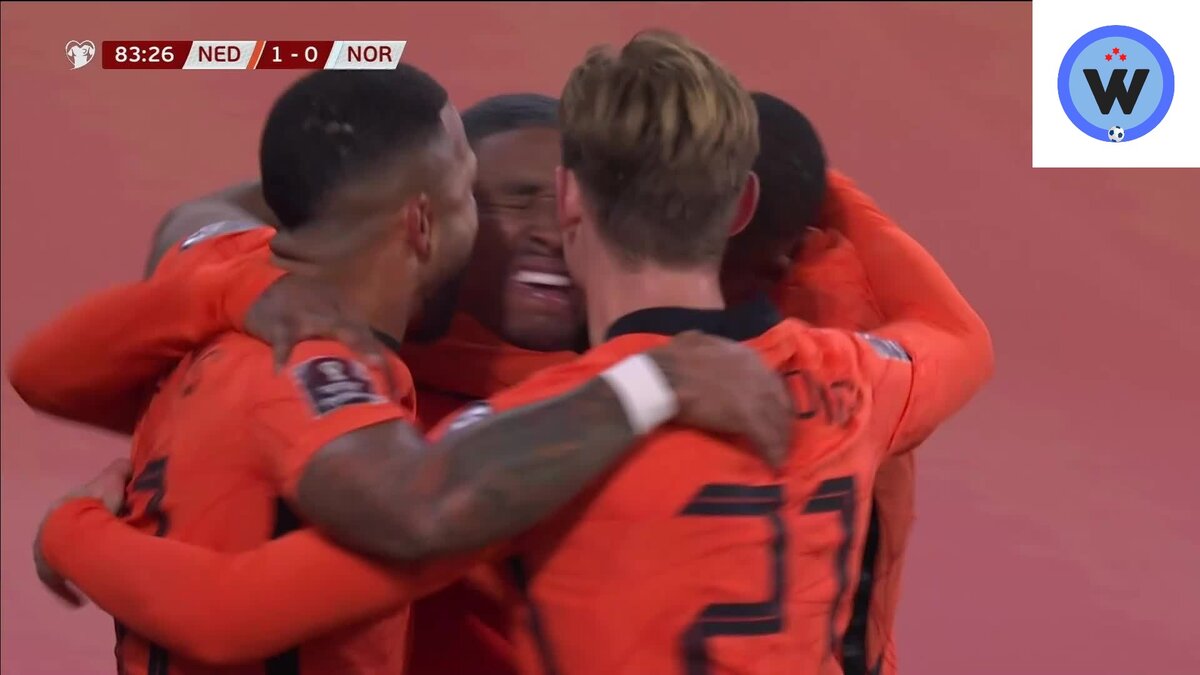 Стевен Бергвейн радуется первому голу на 84 минуте в матче с Норвегией.