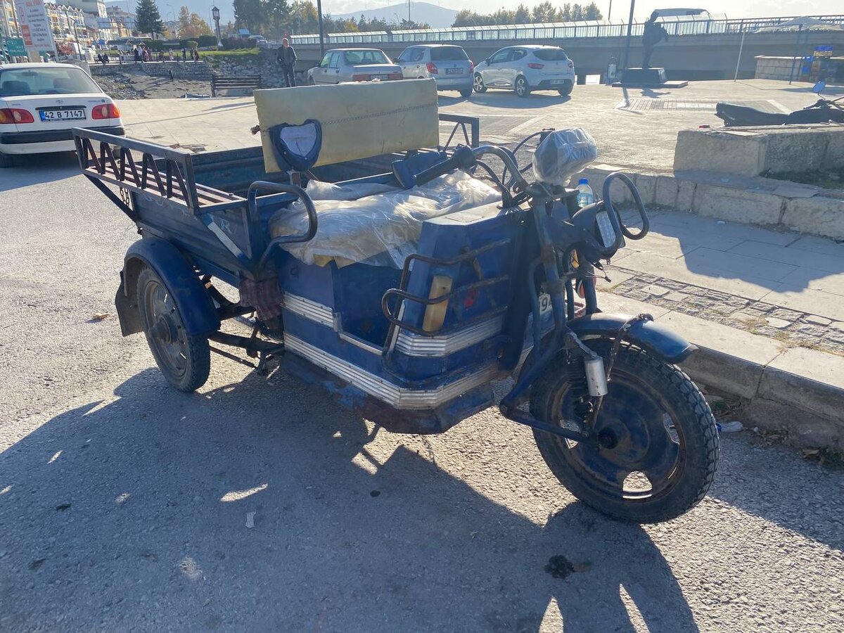 Встретил в Турции забавный трёхколёсный грузовичок. Он китайский ...