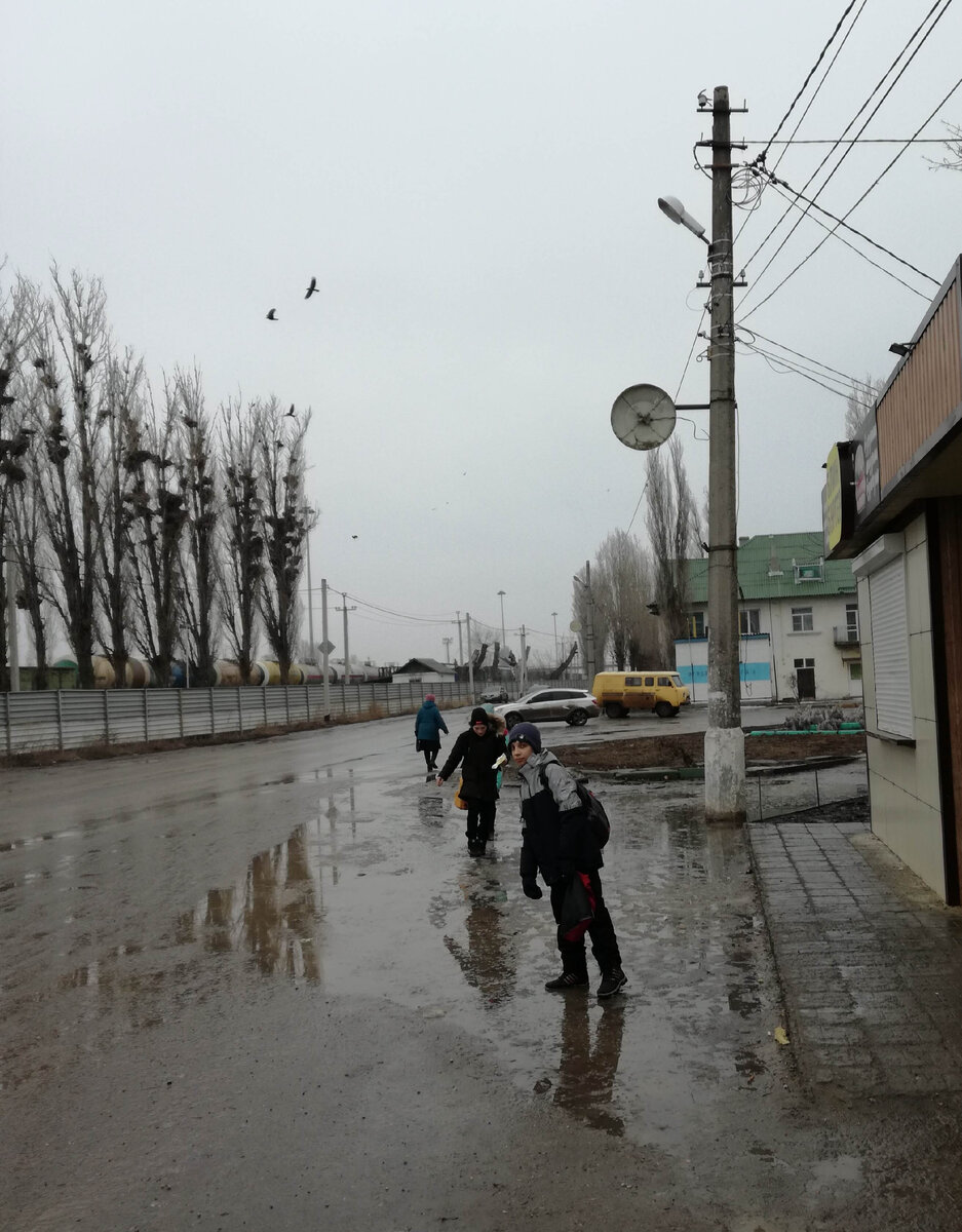 Спустились с моста