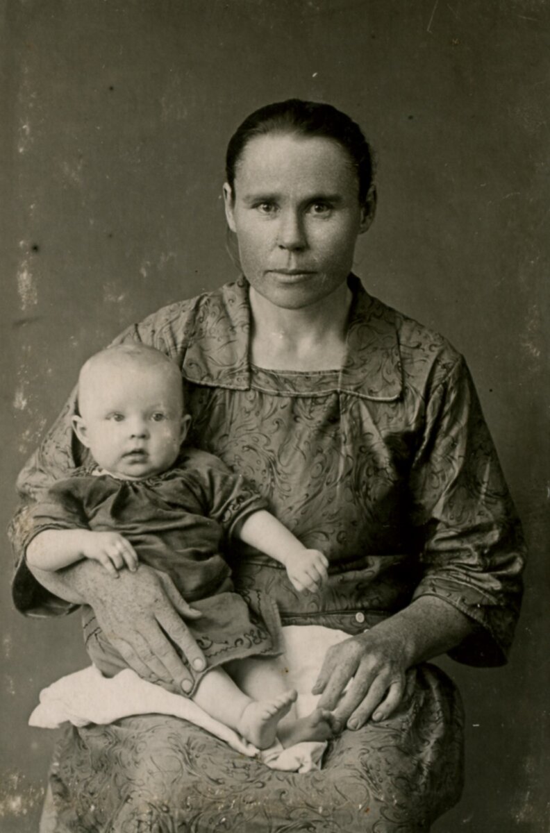 Моя прабабка Лидия Егоровна Ездина (Хазова) с моей бабушкой на руках.