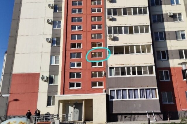    Осколками, разлетевшимися от взорвавшейся машины, разбило окна в доме. Фото:  АиФ/ Галина Гунькина