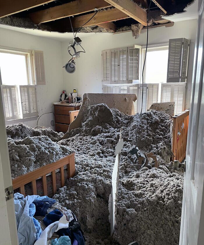 Источник: https://www.reddit.com/r/Wellthatsucks/comments/wct3wo/my_bedroom_ceiling_collapsed