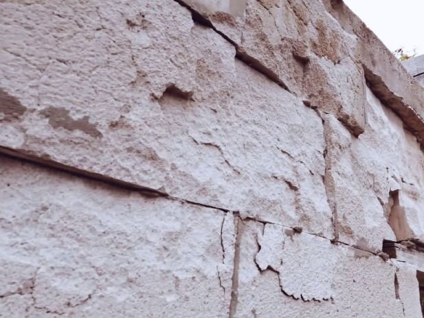 Это не стены древней крепости из песчаника, это новый дом из влажного газоблока, который пережил морозную зиму