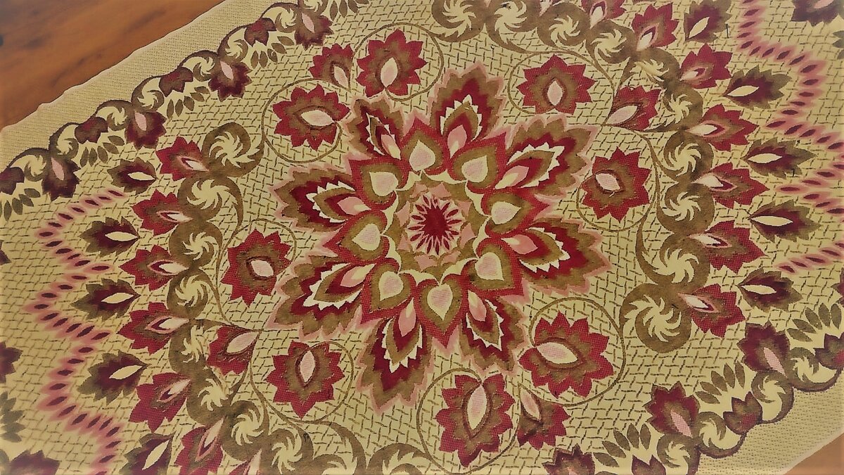 То самое покрывало. Сестра до сих пор им пользуется. Фото автора.