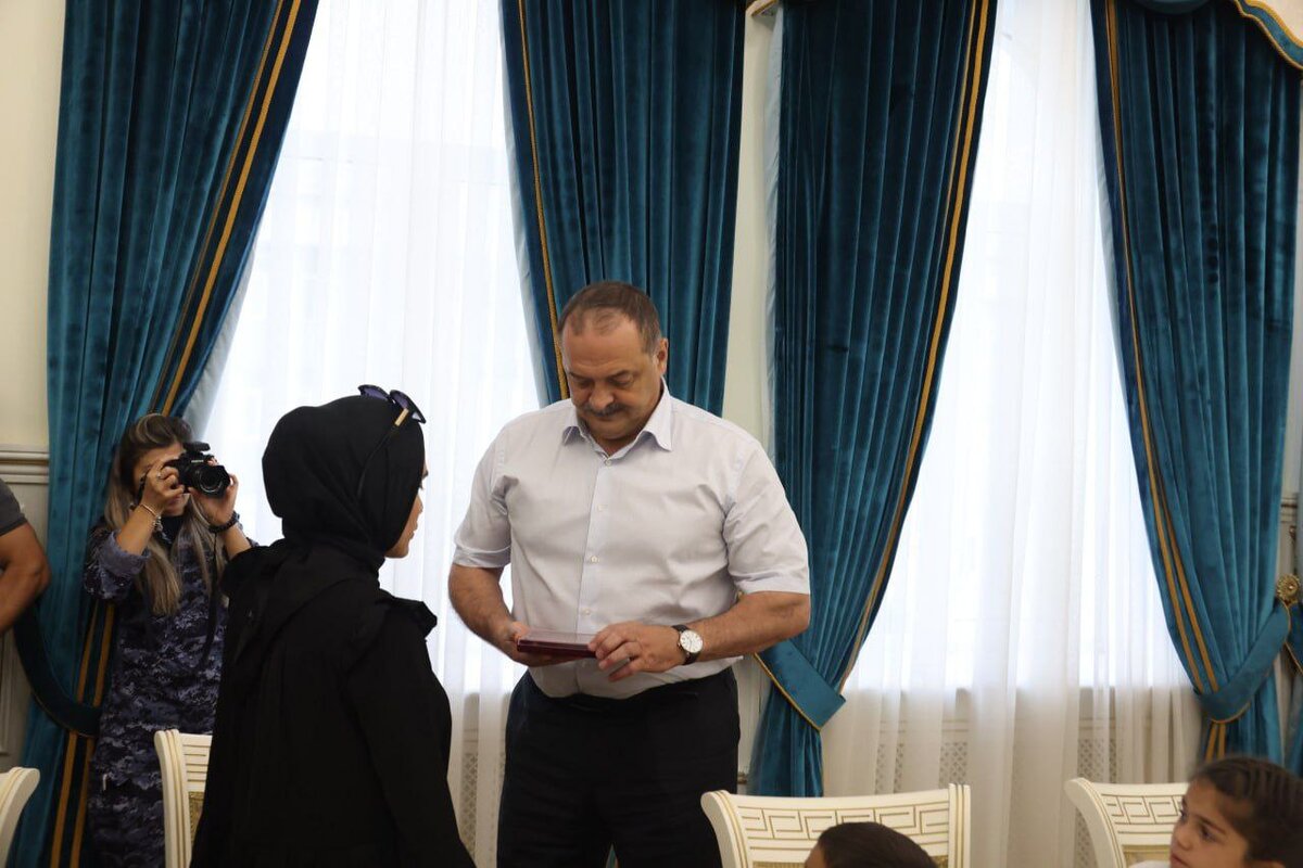 🤝 Сергей Меликов передал орден Мужества родным росгвардейца Далгата Маликова, 

Он погиб при исполнении служебного долга в ходе проведения специальной военной операции.

Уроженец с. Зульбачи Дахадаевского района Далгат Маликов служил в специальном отряде быстрого реагирования «Ястреб-Каспий» Управления Росгвардии по РД.

💬 Глава Дагестана: «Мы знаем, что это заслуженная награда. Понимаем, какая беда легла на плечи родителей и супруги, и разделяем с вами горечь этой утраты. Все вопросы, незавершенные вашим сыном, мы готовы взять на себя».

🏫 Мама Далгата обратилась с просьбой – увековечить память сына, дав его имя школе в родном селе. Глава региона поручил решить вопрос к первому сентября.

🚌 Также не останется без внимания и обращение вдовы росгвардейца, которая от имени жителей одного из микрорайонов Каспийска, расположенного вдали от школы, попросила для всех детей организовать автотранспорт.