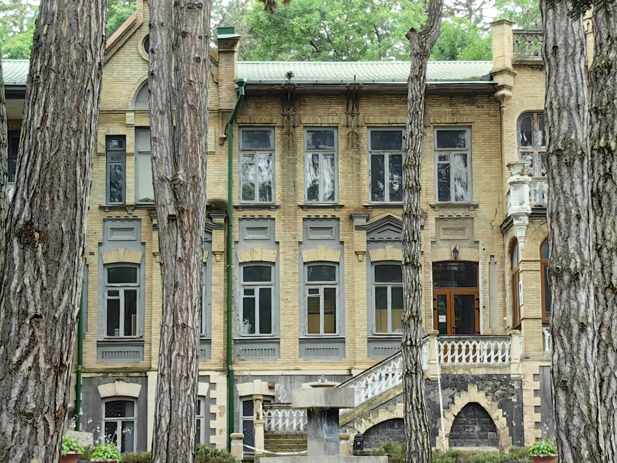 Сейчас это корпус санатория Жемчужина Кавказа