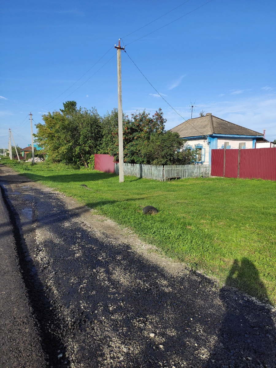 А это наш домик, правда надо бы уже покрасить, выгорел.