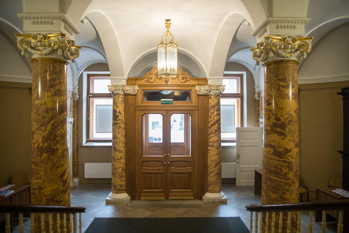 Центральный вход