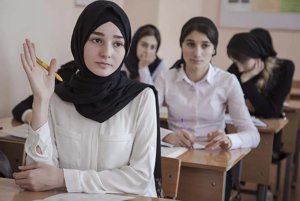 Мусульманские подростки. Мусульманка в школе. Чеченские девушки в школе. Девочки мусульманки в школе.