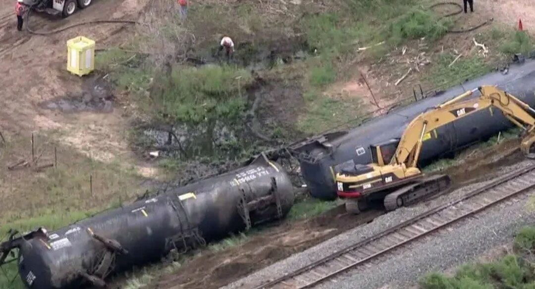 «Сегодня администрация Байдена дала еще один залп в своей войне с американской энергетикой, по сути запретив перевозку СПГ по железной дороге», — сказал сенатор Тед Круз.
