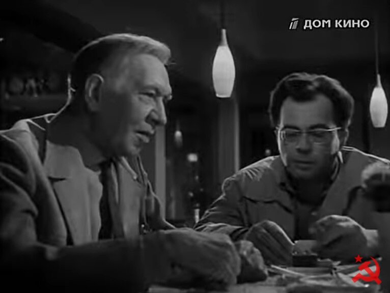 Кадр из фильма «На завтрашней улице» (1965). Скриншот. Обратите внимание на стильные светильники. В этом фильме довольно много интересной меблировки.