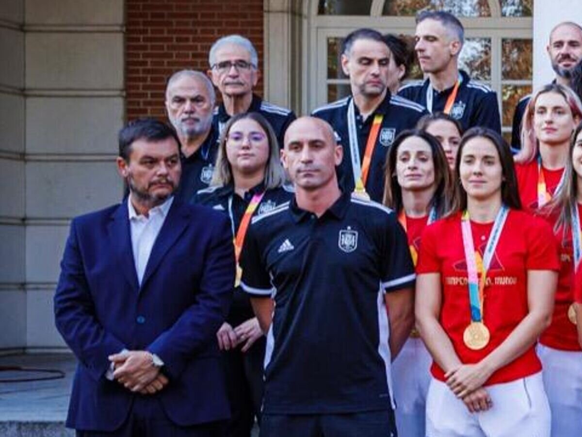    Луис Рубиалес (первый ряд в центре) на встрече с футболистками сборной Испании© Фото : Пресс-служба RFEF