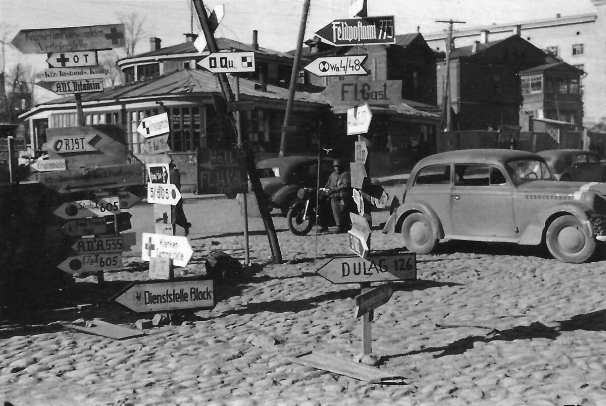 Указатель «Dulag 126» на пл. Смирнова. Сентябрь 1941 г.