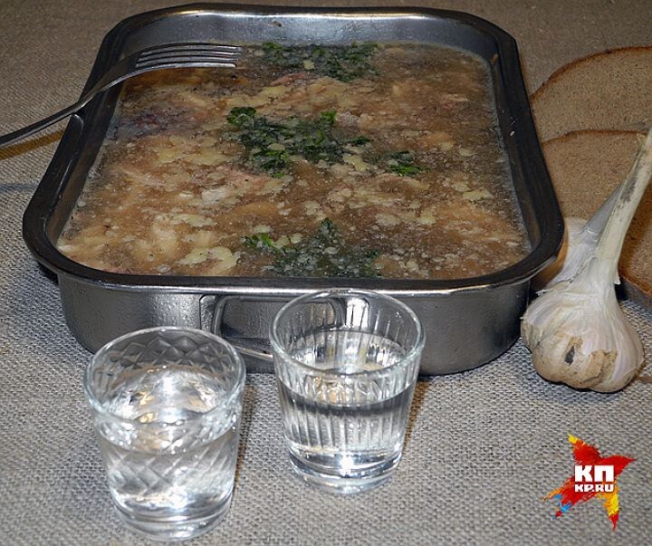 Холодец должен быть настолько же соленый, как колбаса, кровянка или мясной рулет, а заморозка соль крадет!
Фото: Ульяна СКОЙБЕДА