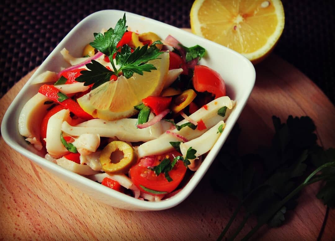 Салат с кальмарами и дайконом и апельсинами