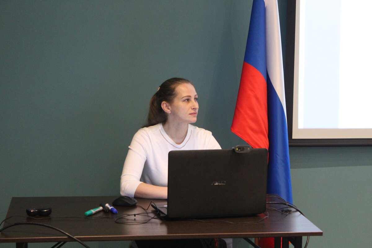 Олеся Мазняк рассказывает о "Руси сидящей" на семинаре Фонда "Так-так-так"