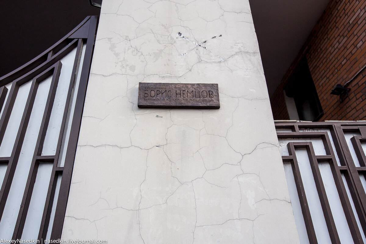 1. Сама табличка, если вдруг кто не знает, выглядит так. Вот думаю, сколько она продержится? Как считаете, месяц провисит?

