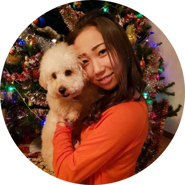 Бонни появилась у меня этим летом. Я выбрала именно пуделя, потому что это единственая порода, которая не линяет, не пахнет, и они очень дружелюбные. Мы взяли ее за 25 тысяч, потому что купили с рук, без документов. 