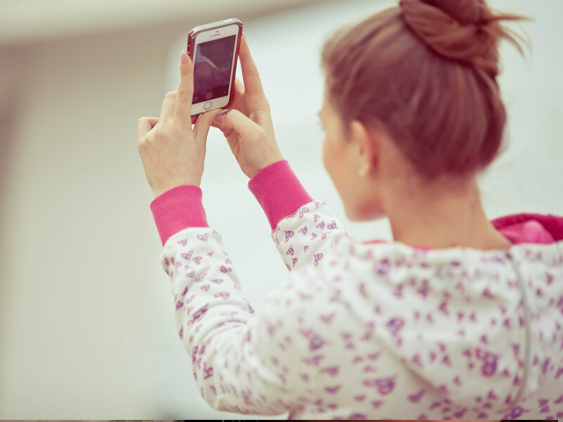 Если у вас есть варианты, то лучше выбрать естественный свет, потому как это будет лучше выравнивать вашу кожу. Сделайте кадр возле окна или снаружи. Наиболее красиво смотрится естественное дневное освещение. Избегайте суровый флуоресцентный свет, потому что это сильно деформирует изображение. Старайтесь, чтобы свет был в впереди вас. Это скрасит и смягчит ваши характеристики, и, в отличие от других направлений, не будет искажать лицо или сделать нежелательную тень.