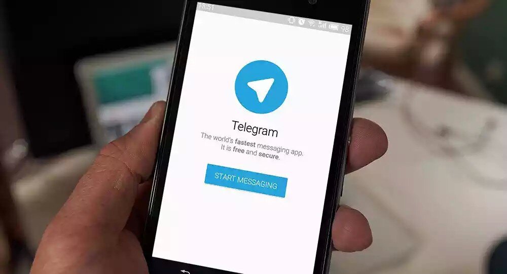  Итак, 13.04.18г  Роскомнадзор получил официальное право на блокировку Telegram в России. Ведомству осталось только выполнить ряд действий по блокировке мессенджера.

Происходить это будет в следующем порядке:

Этап 1. Роскомнадзор отправляет письма в Apple и Google. В них ведомство просит удаления Telegram из магазинов приложений.

Примерный срок рассмотрения — до 3 дней.

Этап 2. Происходит блокировка IP-адресов у провайдеров. Черный список рассылается по провайдерам.

Этап 3. Провайдеры блокируют адреса мессенджера.

Примерное время осуществления блокировки у провайдеров — сутки.

Этап 4. Telegram находится в режиме вечного «Соединения». Разумеется, подключиться к серверу мессенджера не выйдет.

Тем самым, блокировка сможет произойти уже сегодня ближе к вечеру, либо завтра утром. В магазинах приложений Telegram также исчезнет в ближайшие дни.
Так что у вас есть время на размышления. Какой мессенджер выберете вместо Telegram? Или решили использовать прокси и VPN?