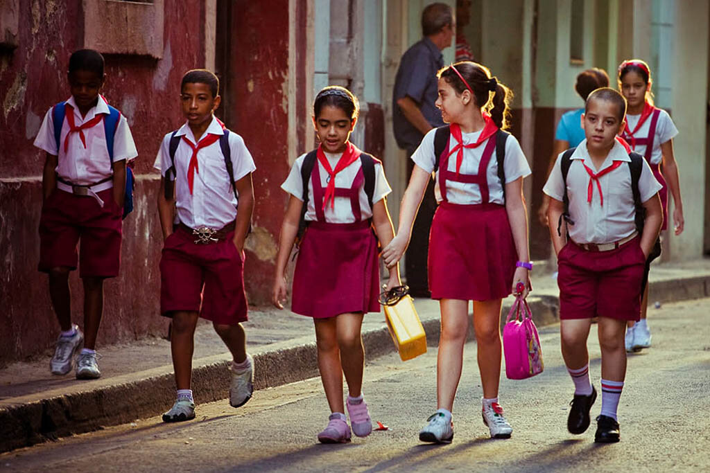 Кубинская колледж. Школьники Кубы. Школьная форма Куба. Испанская Школьная форма. Кубинские школьники.