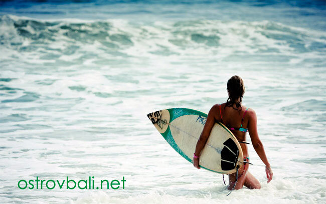 
 Кута,  кроме того, что является городом впечатляющих закатов номер один,  представляет собой также центр развлечений и конечное пристанище для  шопоголиков. Кута – это город, который буквально дышит весельем; город,  каждый сантиметр которого занят барами, клубами и бутиками; город, в  котором жизнь бурлит в оживлённой суете 24 часа в сутки, не давая  отдыхающим ни малейшего шанса заскучать или передохнуть. Здесь царит  вечный праздник, наполненный атмосферой безграничной радости и отрешения  от проблем. Отели, рестораны, сувенирные лавки… Здесь шумно, но  невероятно весело.
 Здесь гуляют ночи напролёт, но не чувствуют усталости.
 Кута   – это место, которое навсегда оставит след в вашей памяти! Кута входит в  состав самого развитого курорта Бали и является его самой многолюдной и  оживлённой частью.