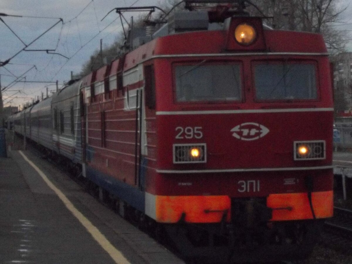 ЭП1-295 с пассажирскими вагонами