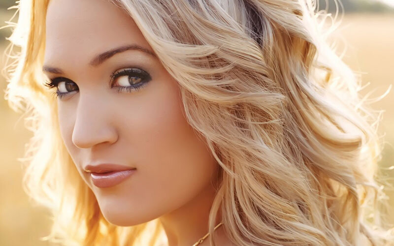 Самым популярным приемом в наступившем сезоне стало окрашивание волос в два цвета, когда на пряди по очереди наносится краска разных оттенков. В результате вы получаете красивую прическу с игрой цвета и дополнительным объемом — это называется техника 3D окрашивания. Чередовать можно как естественные оттенки, так и экстраординарные. Самое модное окрашивание волос в новом сезоне: темные корни, светлые концы. Добиться подобного эффекта можно с помощью совершенно разных техник, выбирайте ту, которая лучше подходит для вашей длины и цвета волос.