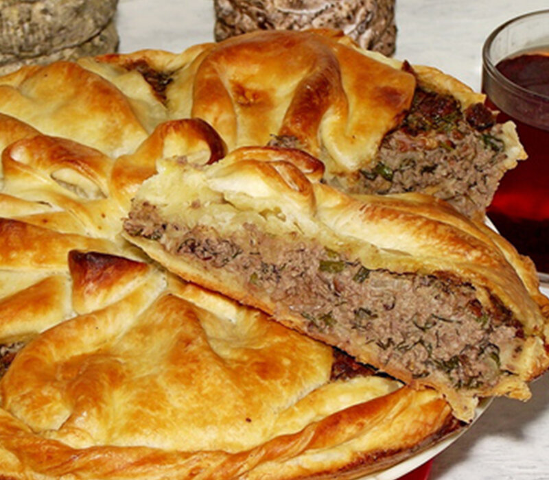 Пирог с мясом из слоеного теста. Пирог из печени из слоеного теста. Пирог из печени из слоеного теста. Слойка с грибами. Черногорский бурек.