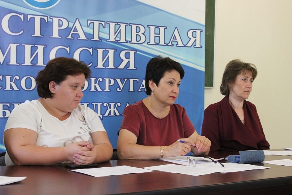 С матерью, которая сегодня оставила в квартире без присмотра пятилетнего ребенка, встретился ответственный секретарь комиссии по делам несовершеннолетних и защите их прав мэрии г. Биробиджана Елена Жигуренко. По словам женщины, работает она допоздна, а забрать мальчика с детского сада некому. Поэтому пришлось его оставить одного дома.