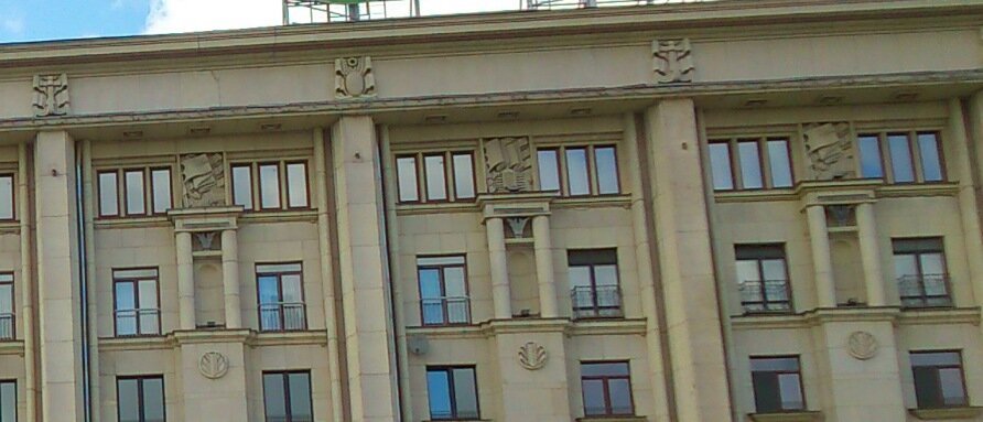 Здание №8 по Петровской набережной прежде всего заметно со стороны Невы за счет размещения на своей крыше рекламных конструкций.-2