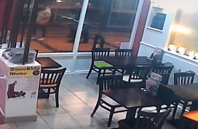 Кадр с CCTV, на который попали Сергей и Юлия Скрипаль до отравления.