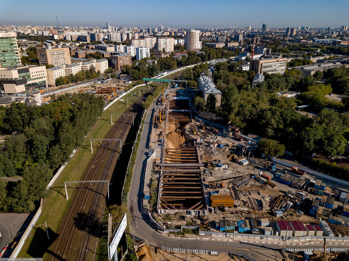 1. Пока утро и приятный свет осматриваю площадку с воздуха.

