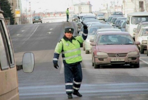 Инспектор ДПС оcтановил, и не подходит: в чем подвох, и через сколько можно уехать?