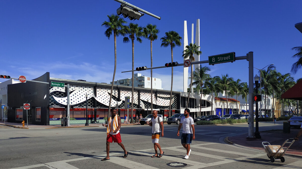 Одна из центральных улиц Collins Ave, Miami Beach. Почти пляж. Фото Андрей Смирнов